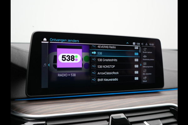 BMW 5 Serie Touring 530e Luxury Line Plug In Hybrid 294pk Dealer O.H PHEV | Trekhaak Af Fabriek | Panodak | Camera | Lederen Sportstoelen Memory & Verwarmd | Apple Carplay | Cruise Control | Navigatie | Virtual | DAB |