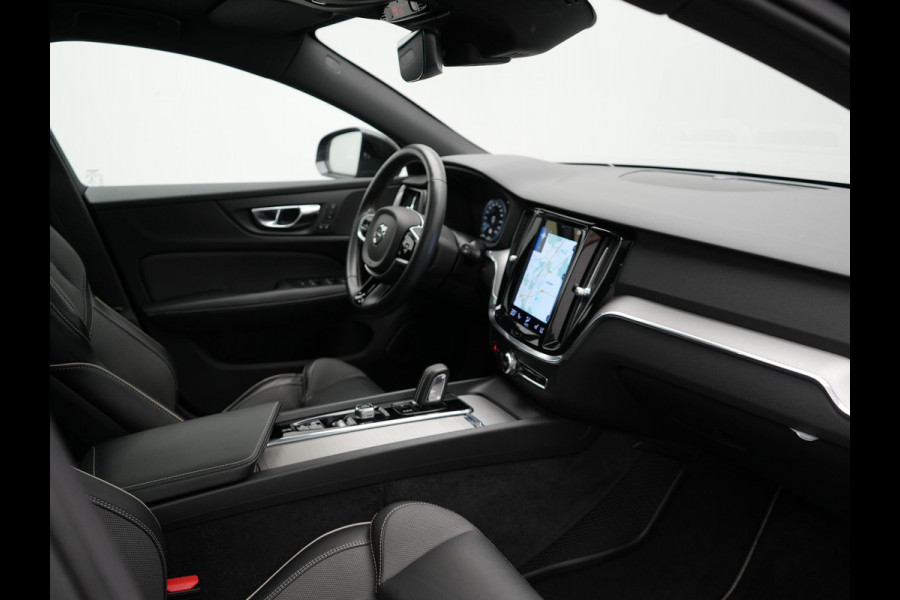Volvo V60 B4 R-Design Automaat 198pk | Panodak | Adaptive Cruise | Camera | Lederen Sportstoelen Memory & Verwarmd | Pilot Assist | Blis | Navigatie | Stuurverwarming  | Virtual | DAB |