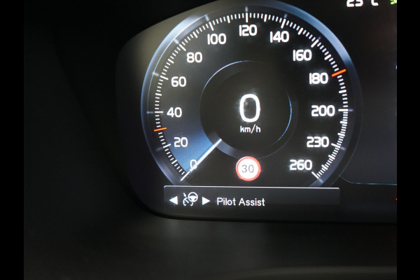 Volvo V60 B4 R-Design Automaat 198pk | Panodak | Adaptive Cruise | Camera | Lederen Sportstoelen Memory & Verwarmd | Pilot Assist | Blis | Navigatie | Stuurverwarming  | Virtual | DAB |