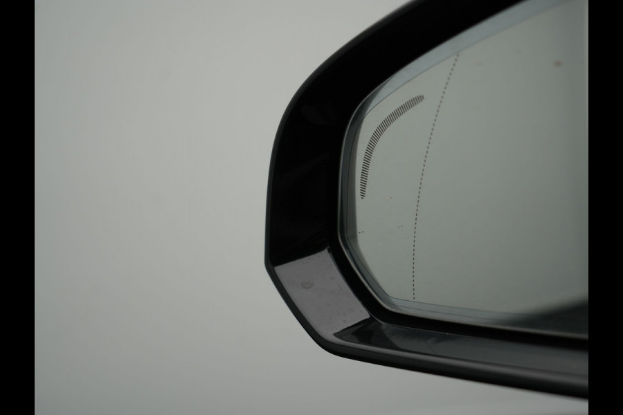 Volvo V60 B4 R-Design Automaat 198pk | Panodak | Adaptive Cruise | Camera | Lederen Sportstoelen Memory & Verwarmd | Pilot Assist | Blis | Navigatie | Stuurverwarming  | Virtual | DAB |
