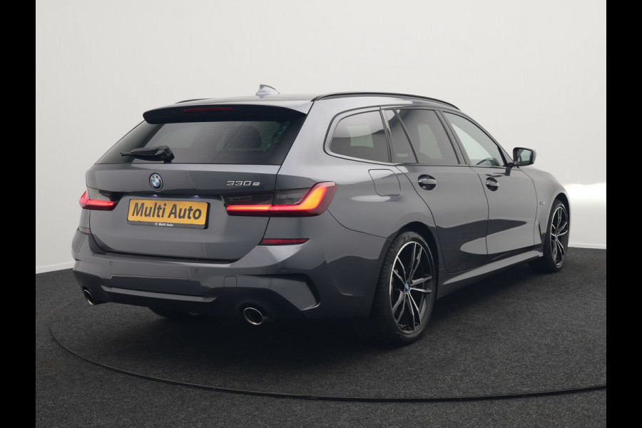BMW 3 Serie Touring 330e M Sport Plug In Hybrid 293pk Dealer O.H PHEV | Trekhaak Af Fabriek | Panodak | Head Up | Adaptive Cruise | Apple Carplay | Sfeerverlichting | Alcantara Sportstoelen Verwarmd | Navigatie | Virtual | DAB |