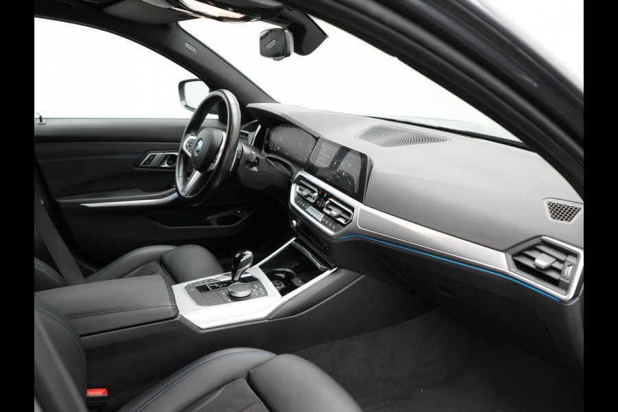 BMW 3 Serie Touring 330e M Sport Plug In Hybrid 293pk Dealer O.H PHEV | Trekhaak Af Fabriek | Panodak | Head Up | Adaptive Cruise | Apple Carplay | Sfeerverlichting | Alcantara Sportstoelen Verwarmd | Navigatie | Virtual | DAB |