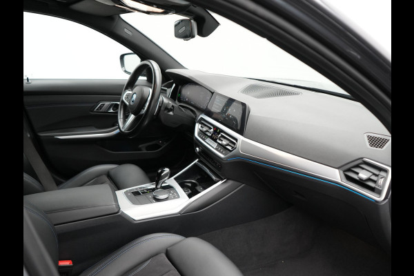 BMW 3 Serie Touring 330e M Sport Plug In Hybrid 293pk Dealer O.H PHEV | Trekhaak Af Fabriek | Panodak | Head Up | Adaptive Cruise | Apple Carplay | Sfeerverlichting | Alcantara Sportstoelen Verwarmd | Navigatie | Virtual | DAB |