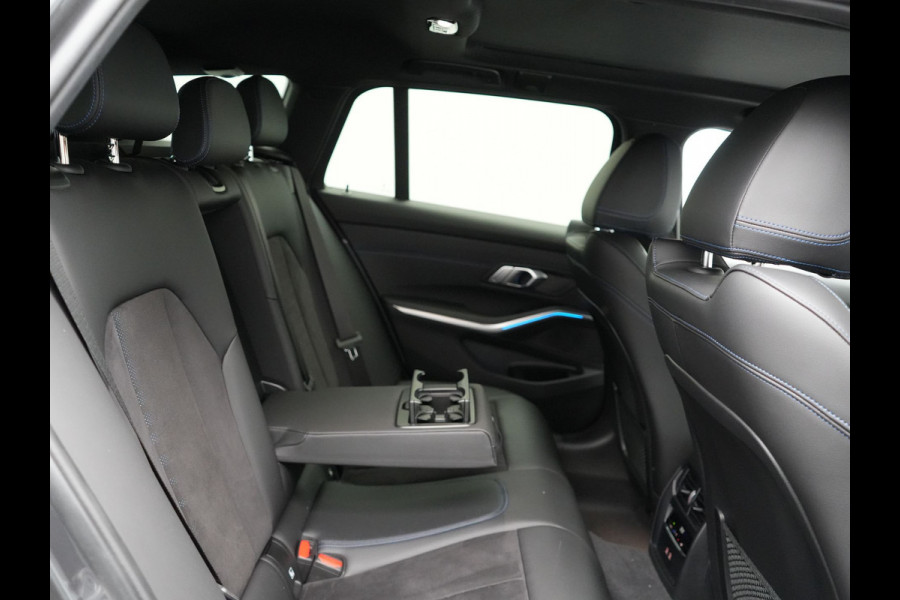 BMW 3 Serie Touring 330e M Sport Plug In Hybrid 293pk Dealer O.H PHEV | Trekhaak Af Fabriek | Panodak | Head Up | Adaptive Cruise | Apple Carplay | Sfeerverlichting | Alcantara Sportstoelen Verwarmd | Navigatie | Virtual | DAB |