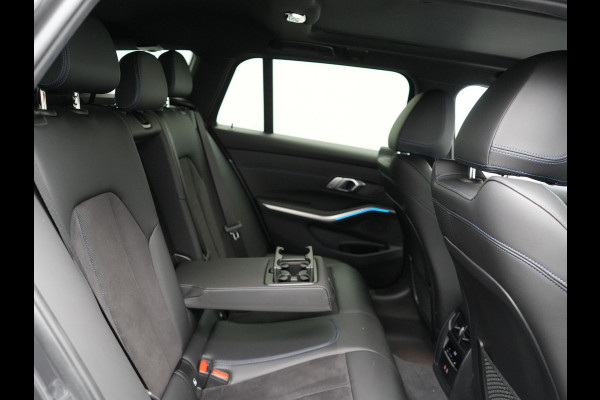 BMW 3 Serie Touring 330e M Sport Plug In Hybrid 293pk Dealer O.H PHEV | Trekhaak Af Fabriek | Panodak | Head Up | Adaptive Cruise | Apple Carplay | Sfeerverlichting | Alcantara Sportstoelen Verwarmd | Navigatie | Virtual | DAB |