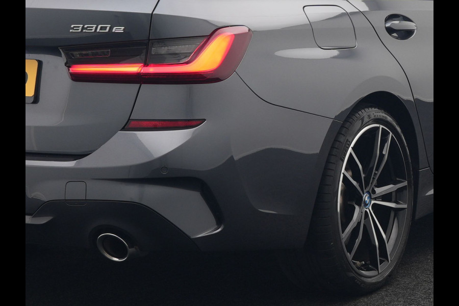 BMW 3 Serie Touring 330e M Sport Plug In Hybrid 293pk Dealer O.H PHEV | Trekhaak Af Fabriek | Panodak | Head Up | Adaptive Cruise | Apple Carplay | Sfeerverlichting | Alcantara Sportstoelen Verwarmd | Navigatie | Virtual | DAB |