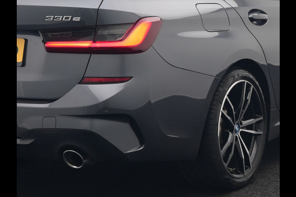 BMW 3 Serie Touring 330e M Sport Plug In Hybrid 293pk Dealer O.H PHEV | Trekhaak Af Fabriek | Panodak | Head Up | Adaptive Cruise | Apple Carplay | Sfeerverlichting | Alcantara Sportstoelen Verwarmd | Navigatie | Virtual | DAB |