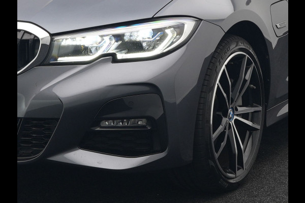 BMW 3 Serie Touring 330e M Sport Plug In Hybrid 293pk Dealer O.H PHEV | Trekhaak Af Fabriek | Panodak | Head Up | Adaptive Cruise | Apple Carplay | Sfeerverlichting | Alcantara Sportstoelen Verwarmd | Navigatie | Virtual | DAB |