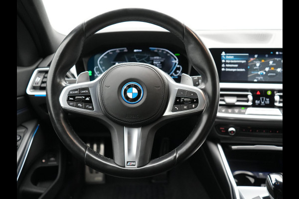 BMW 3 Serie Touring 330e M Sport Plug In Hybrid 293pk Dealer O.H PHEV | Trekhaak Af Fabriek | Panodak | Head Up | Adaptive Cruise | Apple Carplay | Sfeerverlichting | Alcantara Sportstoelen Verwarmd | Navigatie | Virtual | DAB |