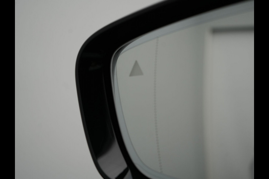 BMW 3 Serie Touring 330e M Sport Plug In Hybrid 293pk Dealer O.H PHEV | Trekhaak Af Fabriek | Panodak | Head Up | Adaptive Cruise | Apple Carplay | Sfeerverlichting | Alcantara Sportstoelen Verwarmd | Navigatie | Virtual | DAB |