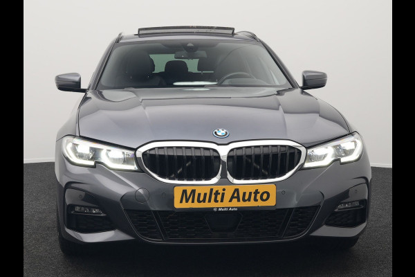 BMW 3 Serie Touring 330e M Sport Plug In Hybrid 293pk Dealer O.H PHEV | Trekhaak Af Fabriek | Panodak | Head Up | Adaptive Cruise | Apple Carplay | Sfeerverlichting | Alcantara Sportstoelen Verwarmd | Navigatie | Virtual | DAB |