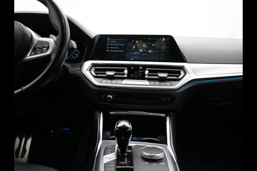 BMW 3 Serie Touring 330e M Sport Plug In Hybrid 293pk Dealer O.H PHEV | Trekhaak Af Fabriek | Panodak | Head Up | Adaptive Cruise | Apple Carplay | Sfeerverlichting | Alcantara Sportstoelen Verwarmd | Navigatie | Virtual | DAB |
