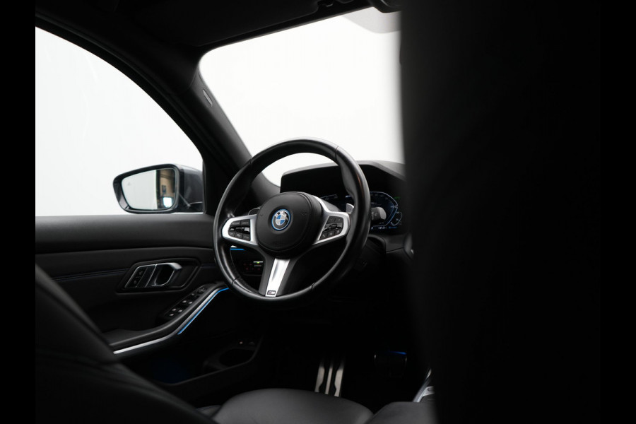 BMW 3 Serie Touring 330e M Sport Plug In Hybrid 293pk Dealer O.H PHEV | Trekhaak Af Fabriek | Panodak | Head Up | Adaptive Cruise | Apple Carplay | Sfeerverlichting | Alcantara Sportstoelen Verwarmd | Navigatie | Virtual | DAB |