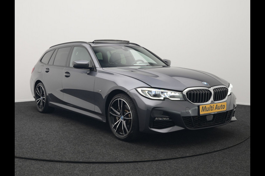 BMW 3 Serie Touring 330e M Sport Plug In Hybrid 293pk Dealer O.H PHEV | Trekhaak Af Fabriek | Panodak | Head Up | Adaptive Cruise | Apple Carplay | Sfeerverlichting | Alcantara Sportstoelen Verwarmd | Navigatie | Virtual | DAB |