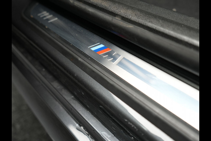 BMW 3 Serie Touring 330e M Sport Plug In Hybrid 293pk Dealer O.H PHEV | Trekhaak Af Fabriek | Panodak | Head Up | Adaptive Cruise | Apple Carplay | Sfeerverlichting | Alcantara Sportstoelen Verwarmd | Navigatie | Virtual | DAB |