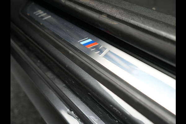 BMW 3 Serie Touring 330e M Sport Plug In Hybrid 293pk Dealer O.H PHEV | Trekhaak Af Fabriek | Panodak | Head Up | Adaptive Cruise | Apple Carplay | Sfeerverlichting | Alcantara Sportstoelen Verwarmd | Navigatie | Virtual | DAB |