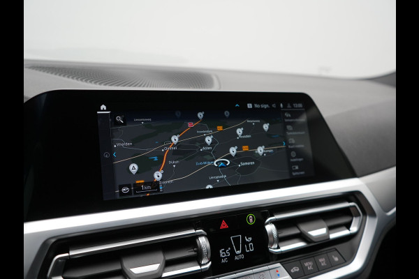 BMW 3 Serie Touring 330e M Sport Plug In Hybrid 293pk Dealer O.H PHEV | Trekhaak Af Fabriek | Panodak | Head Up | Adaptive Cruise | Apple Carplay | Sfeerverlichting | Alcantara Sportstoelen Verwarmd | Navigatie | Virtual | DAB |