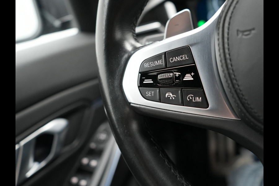 BMW 3 Serie Touring 330e M Sport Plug In Hybrid 293pk Dealer O.H PHEV | Trekhaak Af Fabriek | Panodak | Head Up | Adaptive Cruise | Apple Carplay | Sfeerverlichting | Alcantara Sportstoelen Verwarmd | Navigatie | Virtual | DAB |
