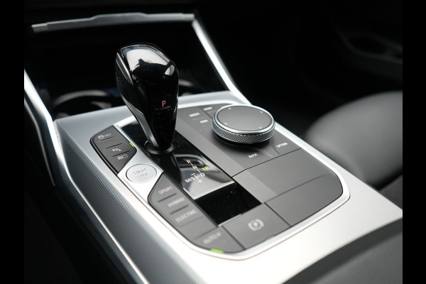 BMW 3 Serie Touring 330e M Sport Plug In Hybrid 293pk Dealer O.H PHEV | Trekhaak Af Fabriek | Panodak | Head Up | Adaptive Cruise | Apple Carplay | Sfeerverlichting | Alcantara Sportstoelen Verwarmd | Navigatie | Virtual | DAB |