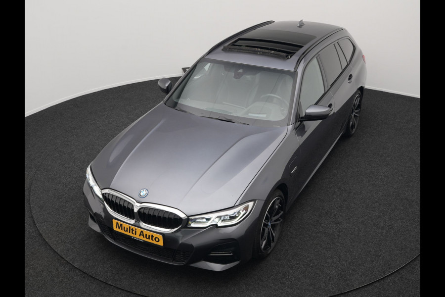 BMW 3 Serie Touring 330e M Sport Plug In Hybrid 293pk Dealer O.H PHEV | Trekhaak Af Fabriek | Panodak | Head Up | Adaptive Cruise | Apple Carplay | Sfeerverlichting | Alcantara Sportstoelen Verwarmd | Navigatie | Virtual | DAB |
