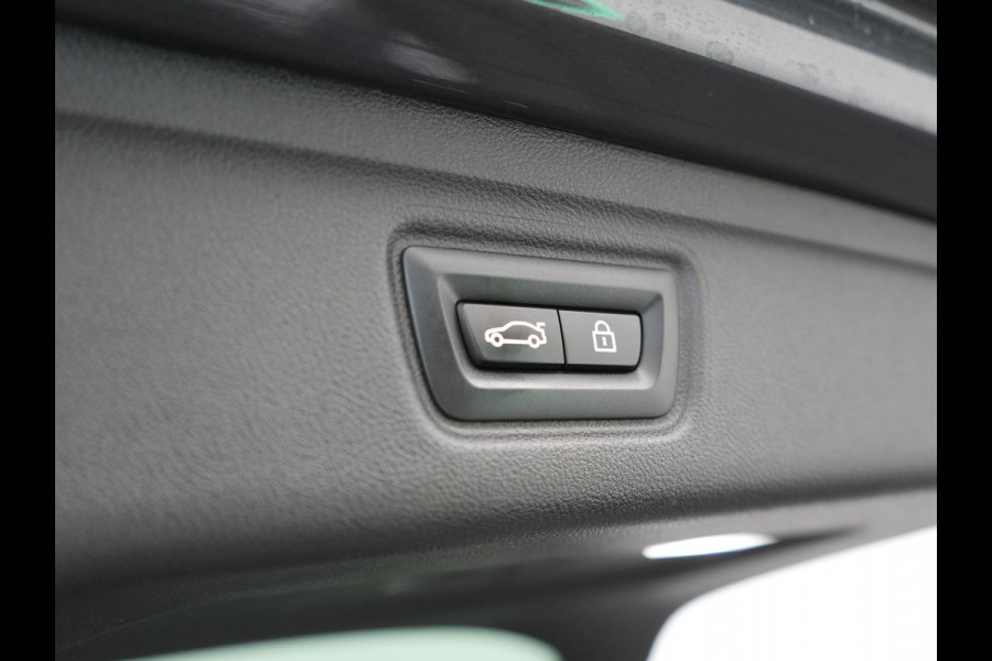 BMW 3 Serie Touring 330e M Sport Plug In Hybrid 293pk Dealer O.H PHEV | Trekhaak Af Fabriek | Panodak | Head Up | Adaptive Cruise | Apple Carplay | Sfeerverlichting | Alcantara Sportstoelen Verwarmd | Navigatie | Virtual | DAB |