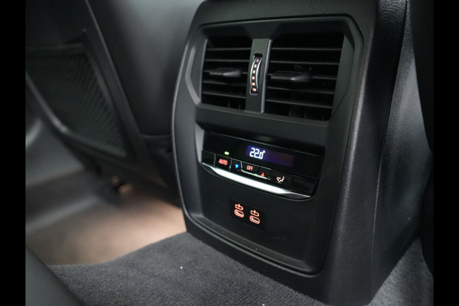 BMW 3 Serie Touring 330e M Sport Plug In Hybrid 293pk Dealer O.H PHEV | Trekhaak Af Fabriek | Panodak | Head Up | Adaptive Cruise | Apple Carplay | Sfeerverlichting | Alcantara Sportstoelen Verwarmd | Navigatie | Virtual | DAB |