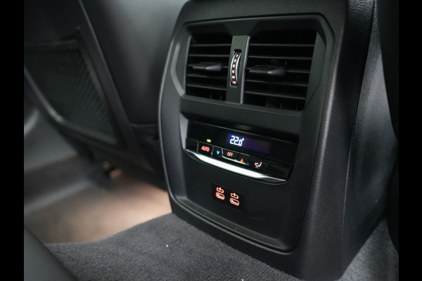 BMW 3 Serie Touring 330e M Sport Plug In Hybrid 293pk Dealer O.H PHEV | Trekhaak Af Fabriek | Panodak | Head Up | Adaptive Cruise | Apple Carplay | Sfeerverlichting | Alcantara Sportstoelen Verwarmd | Navigatie | Virtual | DAB |