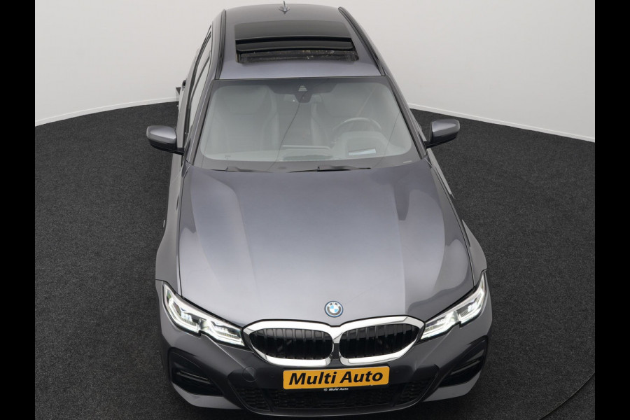 BMW 3 Serie Touring 330e M Sport Plug In Hybrid 293pk Dealer O.H PHEV | Trekhaak Af Fabriek | Panodak | Head Up | Adaptive Cruise | Apple Carplay | Sfeerverlichting | Alcantara Sportstoelen Verwarmd | Navigatie | Virtual | DAB |