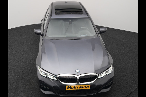 BMW 3 Serie Touring 330e M Sport Plug In Hybrid 293pk Dealer O.H PHEV | Trekhaak Af Fabriek | Panodak | Head Up | Adaptive Cruise | Apple Carplay | Sfeerverlichting | Alcantara Sportstoelen Verwarmd | Navigatie | Virtual | DAB |