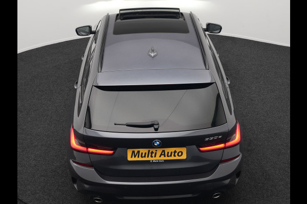 BMW 3 Serie Touring 330e M Sport Plug In Hybrid 293pk Dealer O.H PHEV | Trekhaak Af Fabriek | Panodak | Head Up | Adaptive Cruise | Apple Carplay | Sfeerverlichting | Alcantara Sportstoelen Verwarmd | Navigatie | Virtual | DAB |