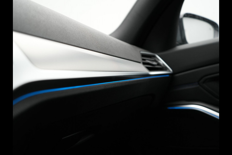 BMW 3 Serie Touring 330e M Sport Plug In Hybrid 293pk Dealer O.H PHEV | Trekhaak Af Fabriek | Panodak | Head Up | Adaptive Cruise | Apple Carplay | Sfeerverlichting | Alcantara Sportstoelen Verwarmd | Navigatie | Virtual | DAB |
