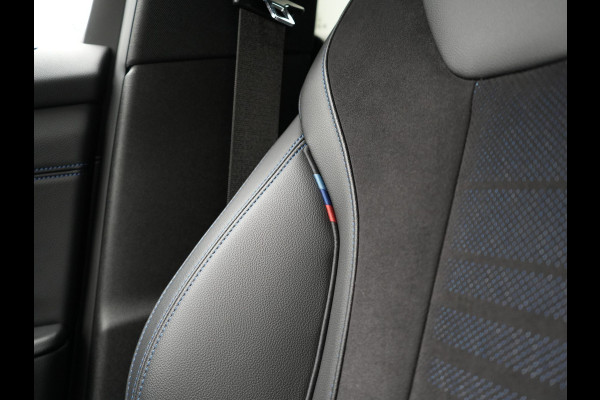 BMW 3 Serie Touring 330e M Sport Plug In Hybrid 293pk Dealer O.H PHEV | Trekhaak Af Fabriek | Panodak | Head Up | Adaptive Cruise | Apple Carplay | Sfeerverlichting | Alcantara Sportstoelen Verwarmd | Navigatie | Virtual | DAB |
