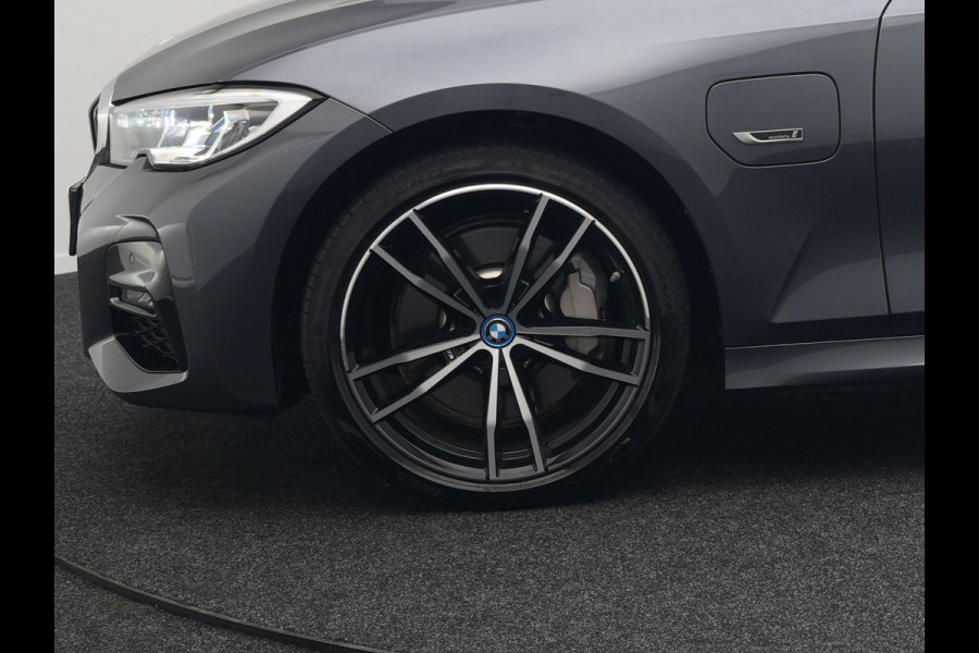 BMW 3 Serie Touring 330e M Sport Plug In Hybrid 293pk Dealer O.H PHEV | Trekhaak Af Fabriek | Panodak | Head Up | Adaptive Cruise | Apple Carplay | Sfeerverlichting | Alcantara Sportstoelen Verwarmd | Navigatie | Virtual | DAB |