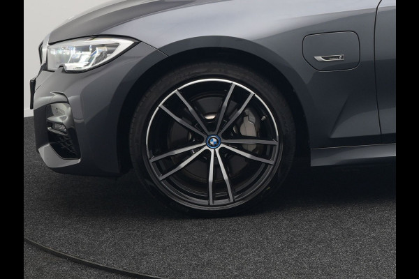 BMW 3 Serie Touring 330e M Sport Plug In Hybrid 293pk Dealer O.H PHEV | Trekhaak Af Fabriek | Panodak | Head Up | Adaptive Cruise | Apple Carplay | Sfeerverlichting | Alcantara Sportstoelen Verwarmd | Navigatie | Virtual | DAB |