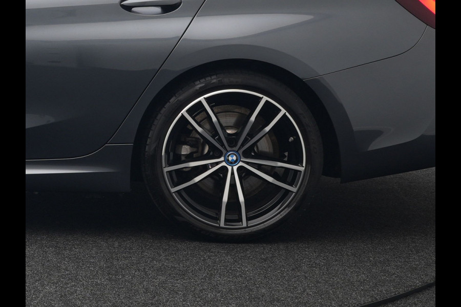BMW 3 Serie Touring 330e M Sport Plug In Hybrid 293pk Dealer O.H PHEV | Trekhaak Af Fabriek | Panodak | Head Up | Adaptive Cruise | Apple Carplay | Sfeerverlichting | Alcantara Sportstoelen Verwarmd | Navigatie | Virtual | DAB |