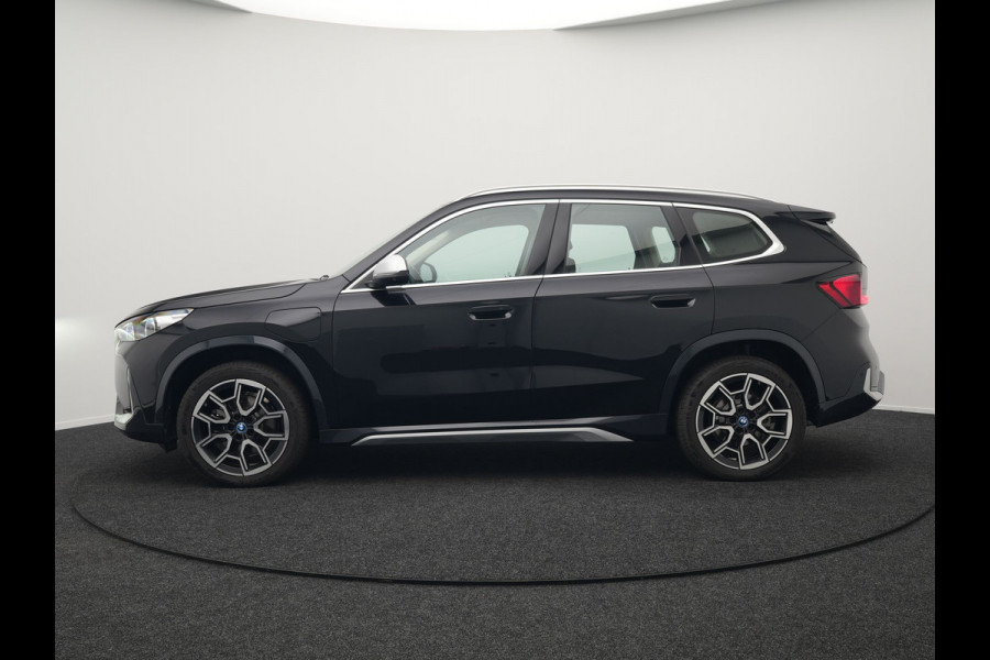 BMW X1 xDrive25e xLine Plug In Hybrid 221pk Dealer O.H PHEV | Trekhaak Af Fabriek | Head Up | 360 Camera | Adaptive Cruise | Harman Kardon | Lederen Sportstoelen Memory & Verwarmd | Navigatie | Apple Carplay | Virtual | Verwamd Stuur | DAB |