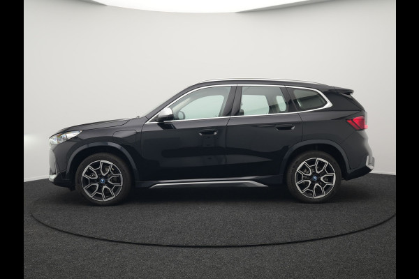 BMW X1 xDrive25e xLine Plug In Hybrid 221pk Dealer O.H PHEV | Trekhaak Af Fabriek | Head Up | 360 Camera | Adaptive Cruise | Harman Kardon | Lederen Sportstoelen Memory & Verwarmd | Navigatie | Apple Carplay | Virtual | Verwamd Stuur | DAB |