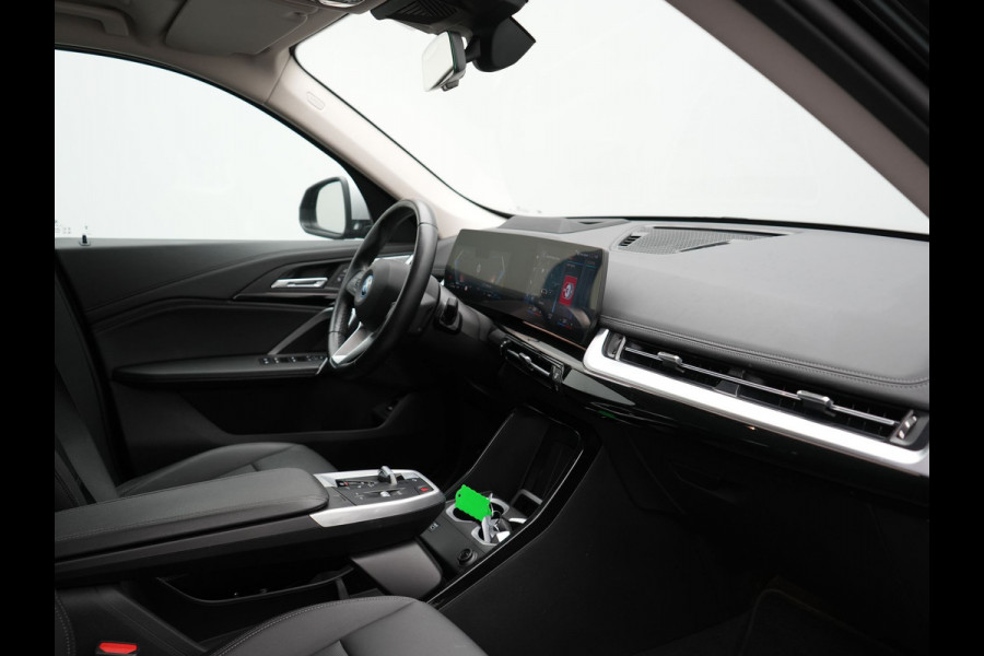 BMW X1 xDrive25e xLine Plug In Hybrid 221pk Dealer O.H PHEV | Trekhaak Af Fabriek | Head Up | 360 Camera | Adaptive Cruise | Harman Kardon | Lederen Sportstoelen Memory & Verwarmd | Navigatie | Apple Carplay | Virtual | Verwamd Stuur | DAB |