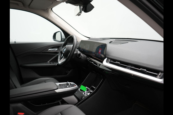 BMW X1 xDrive25e xLine Plug In Hybrid 221pk Dealer O.H PHEV | Trekhaak Af Fabriek | Head Up | 360 Camera | Adaptive Cruise | Harman Kardon | Lederen Sportstoelen Memory & Verwarmd | Navigatie | Apple Carplay | Virtual | Verwamd Stuur | DAB |