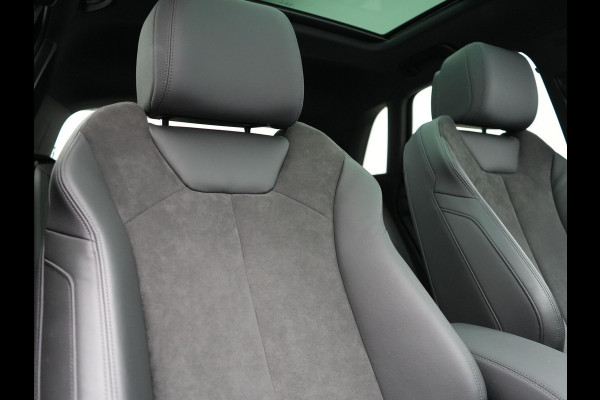 Audi Q3 45 TFSI e edition Plug In Hybrid 245pk Dealer O.H PHEV | Panodak | Camera | Cruise Control | Alcantara Sportstoelen Verwarmd | Navigatie | Virtual | DAB |
