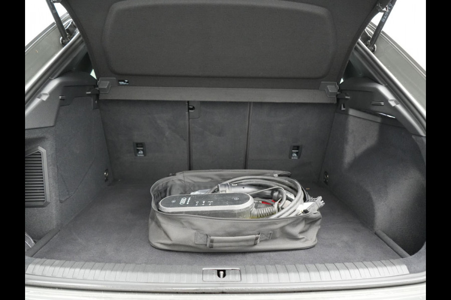 Audi Q3 45 TFSI e edition Plug In Hybrid 245pk Dealer O.H PHEV | Panodak | Camera | Cruise Control | Alcantara Sportstoelen Verwarmd | Navigatie | Virtual | DAB |