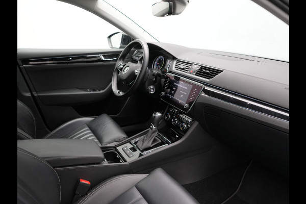 Škoda Superb Combi TSI iV Laurin & Klement Plug In Hybrid 218pk PHEV | Black Optic | Cruise Control | Crystal LED | Lederen Sportstoelen Memory & Verwarmd | Apple Carplay | Canton Audio | Navigatie | Verwamd Stuur | DAB |