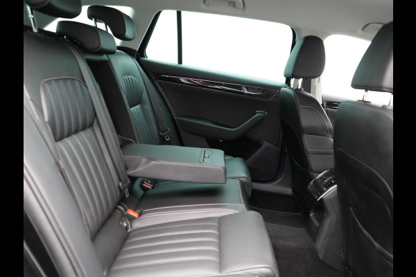 Škoda Superb Combi TSI iV Laurin & Klement Plug In Hybrid 218pk PHEV | Black Optic | Cruise Control | Crystal LED | Lederen Sportstoelen Memory & Verwarmd | Apple Carplay | Canton Audio | Navigatie | Verwamd Stuur | DAB |