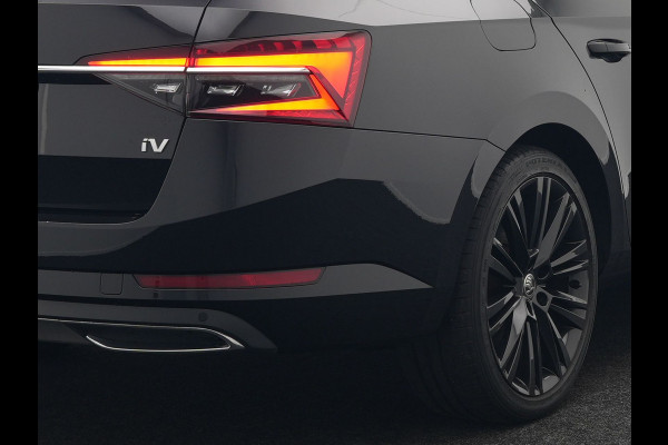Škoda Superb Combi TSI iV Laurin & Klement Plug In Hybrid 218pk PHEV | Black Optic | Cruise Control | Crystal LED | Lederen Sportstoelen Memory & Verwarmd | Apple Carplay | Canton Audio | Navigatie | Verwamd Stuur | DAB |