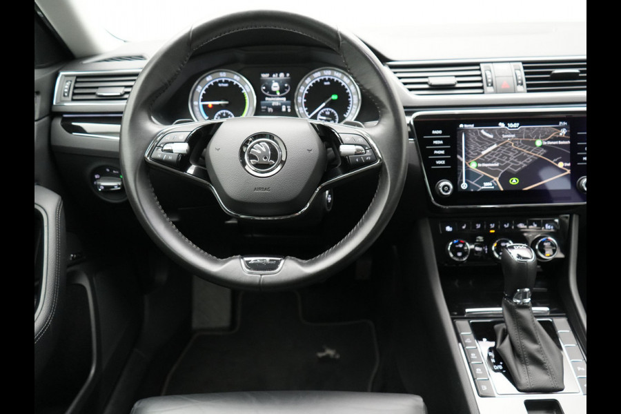 Škoda Superb Combi TSI iV Laurin & Klement Plug In Hybrid 218pk PHEV | Black Optic | Cruise Control | Crystal LED | Lederen Sportstoelen Memory & Verwarmd | Apple Carplay | Canton Audio | Navigatie | Verwamd Stuur | DAB |