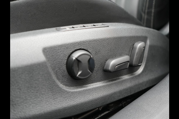 Škoda Superb Combi TSI iV Laurin & Klement Plug In Hybrid 218pk PHEV | Black Optic | Cruise Control | Crystal LED | Lederen Sportstoelen Memory & Verwarmd | Apple Carplay | Canton Audio | Navigatie | Verwamd Stuur | DAB |