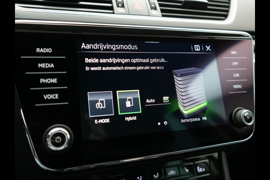 Škoda Superb Combi TSI iV Laurin & Klement Plug In Hybrid 218pk PHEV | Black Optic | Cruise Control | Crystal LED | Lederen Sportstoelen Memory & Verwarmd | Apple Carplay | Canton Audio | Navigatie | Verwamd Stuur | DAB |