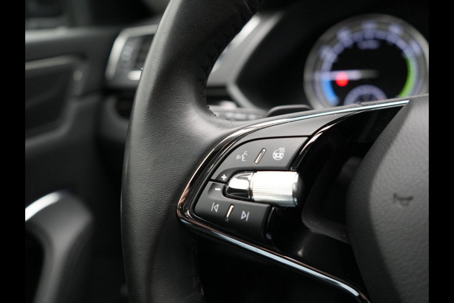 Škoda Superb Combi TSI iV Laurin & Klement Plug In Hybrid 218pk PHEV | Black Optic | Cruise Control | Crystal LED | Lederen Sportstoelen Memory & Verwarmd | Apple Carplay | Canton Audio | Navigatie | Verwamd Stuur | DAB |