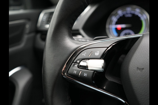 Škoda Superb Combi TSI iV Laurin & Klement Plug In Hybrid 218pk PHEV | Black Optic | Cruise Control | Crystal LED | Lederen Sportstoelen Memory & Verwarmd | Apple Carplay | Canton Audio | Navigatie | Verwamd Stuur | DAB |