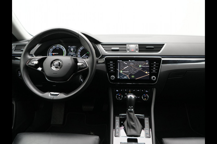 Škoda Superb Combi TSI iV Laurin & Klement Plug In Hybrid 218pk PHEV | Black Optic | Cruise Control | Crystal LED | Lederen Sportstoelen Memory & Verwarmd | Apple Carplay | Canton Audio | Navigatie | Verwamd Stuur | DAB |